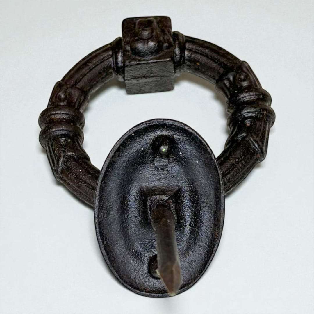 Parte trasera del llamador mostrando el clavo forjado original del siglo XVIII.