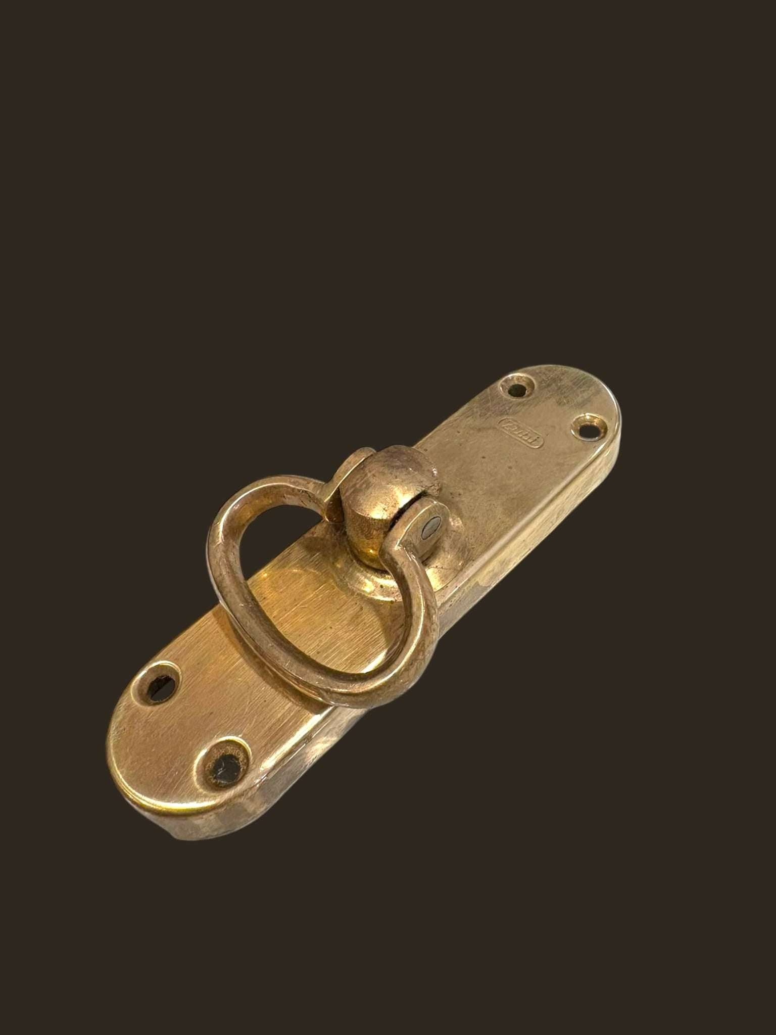 El pestillo de ventaja de metal dorado es una pieza funcional y decorativa diseñada para asegurar puertas, portezuelas, ventanas, arcones o muebles tradicionales. 