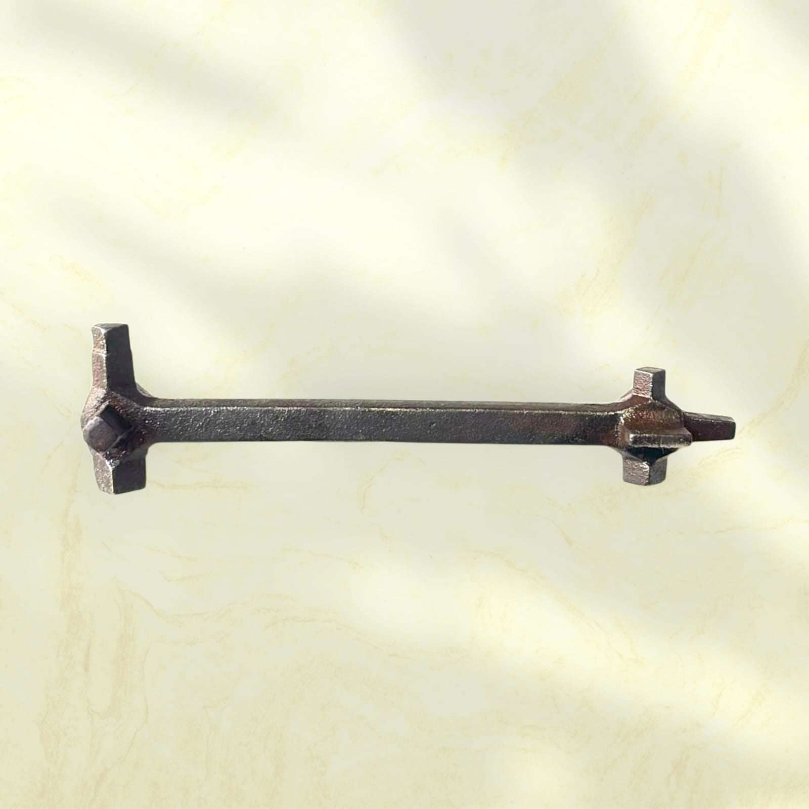 Composición plana que presenta la herramienta completa en posición horizontal.

