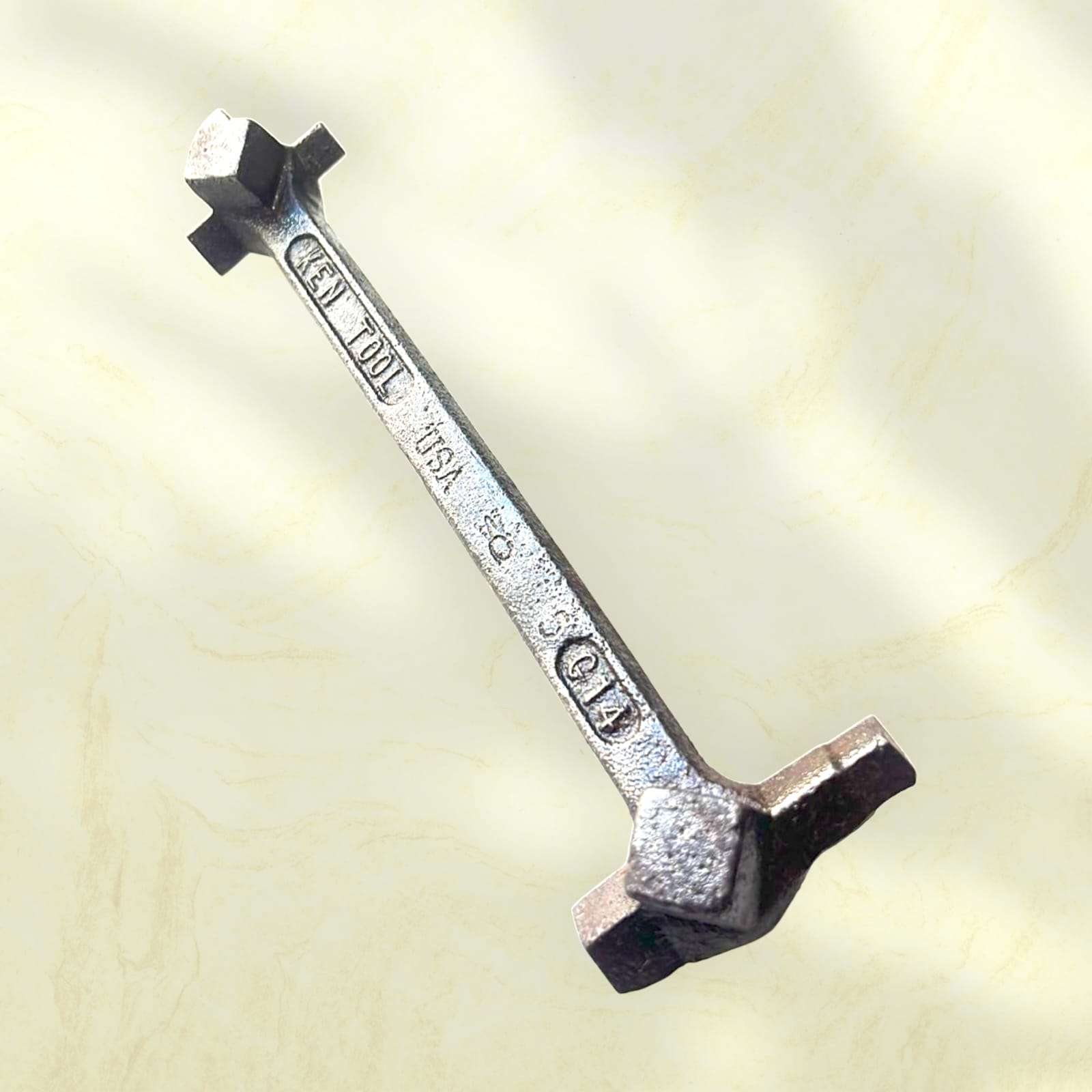 Detalle del grabado "KEN TOOL USA G14" en el cuerpo de la llave.