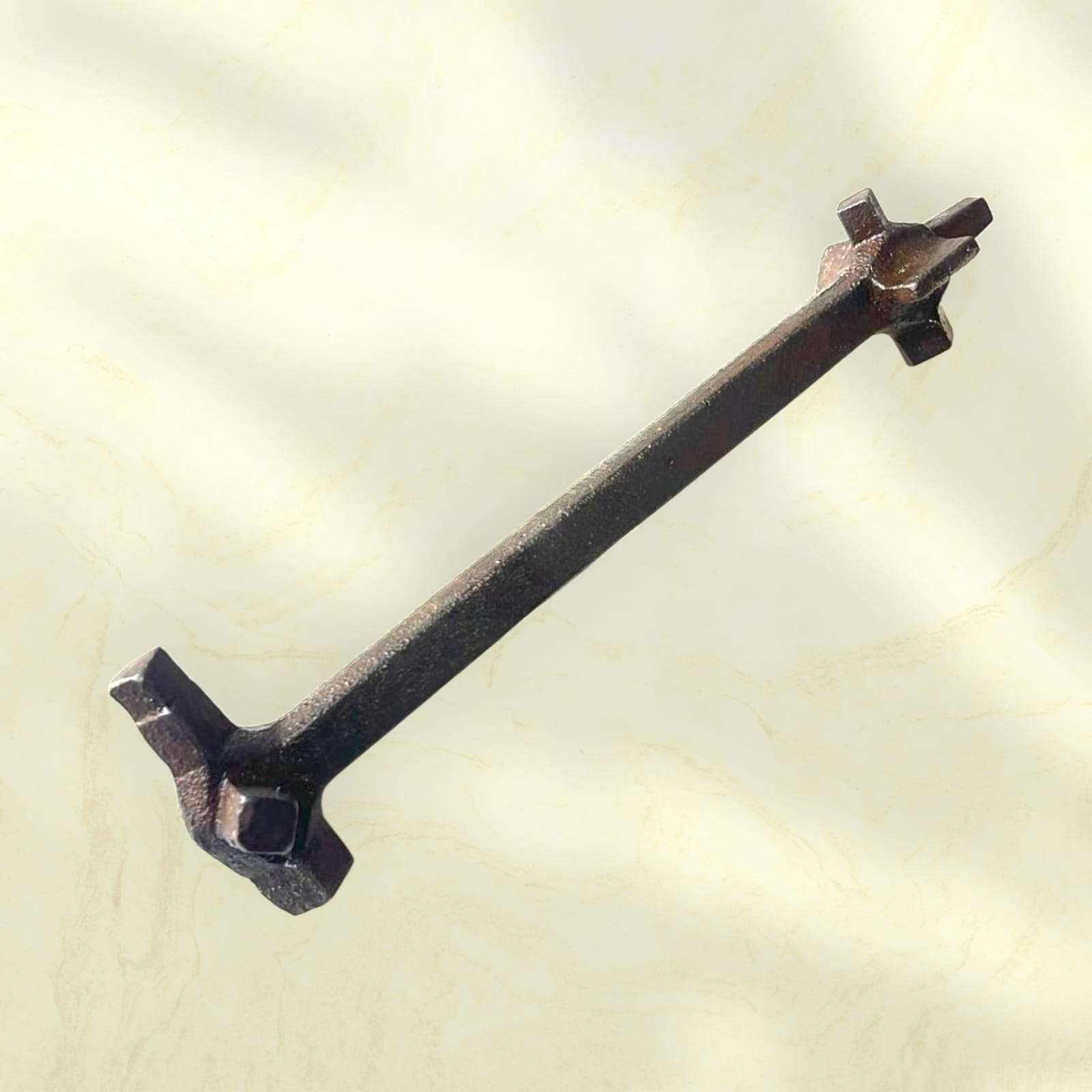 Vista angular mostrando la estructura maciza y robusta de la llave.