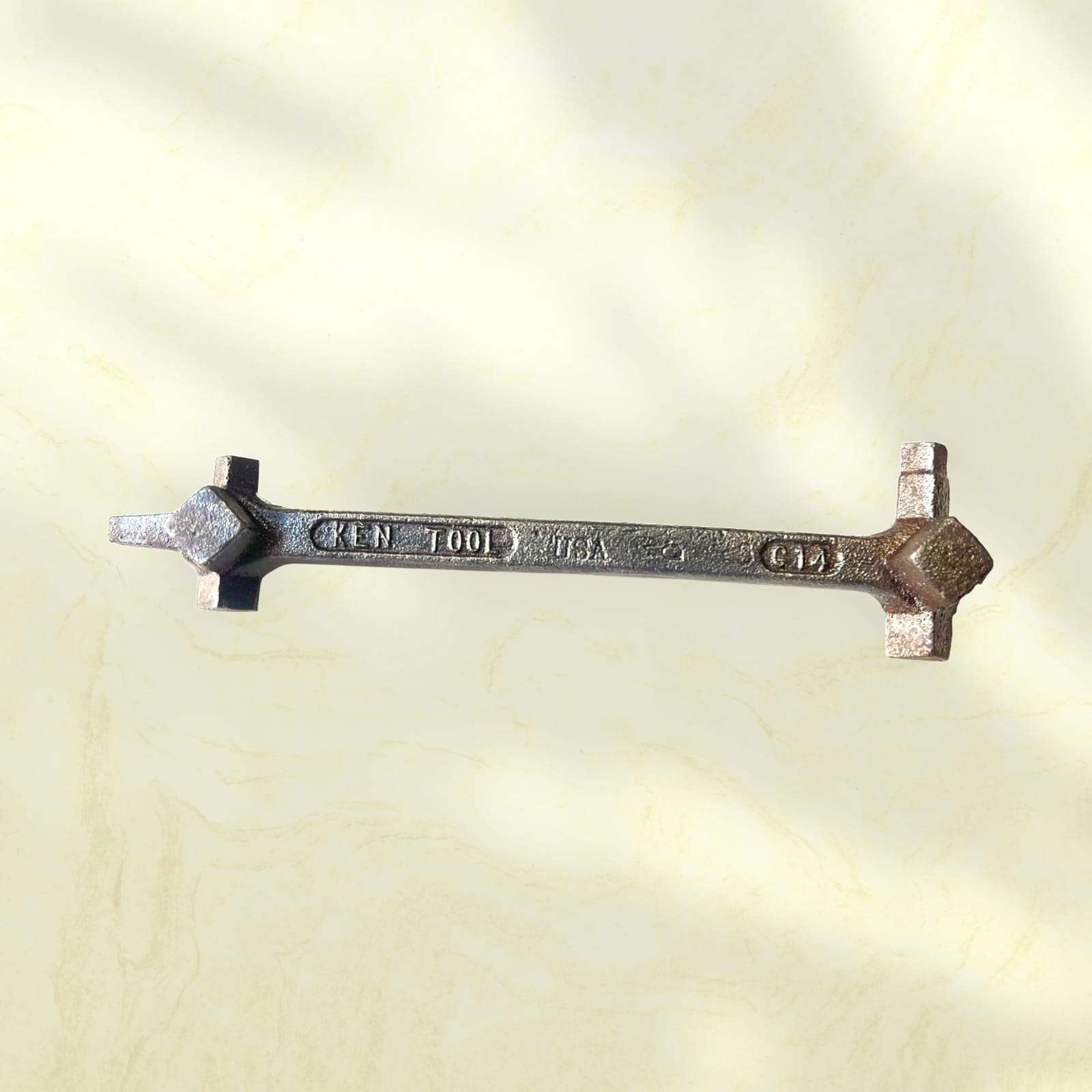 Imagen superior con iluminación que resalta las formas y sombras del acero forjado