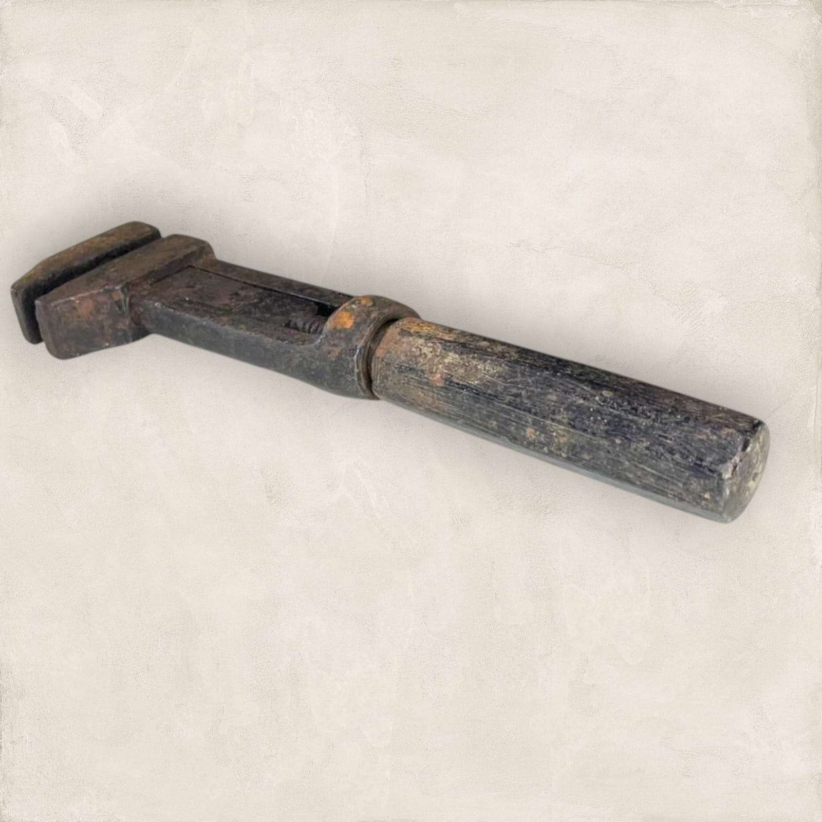 Detalle de la rosca de ajuste de la llave inglesa antigua, pieza de colección.