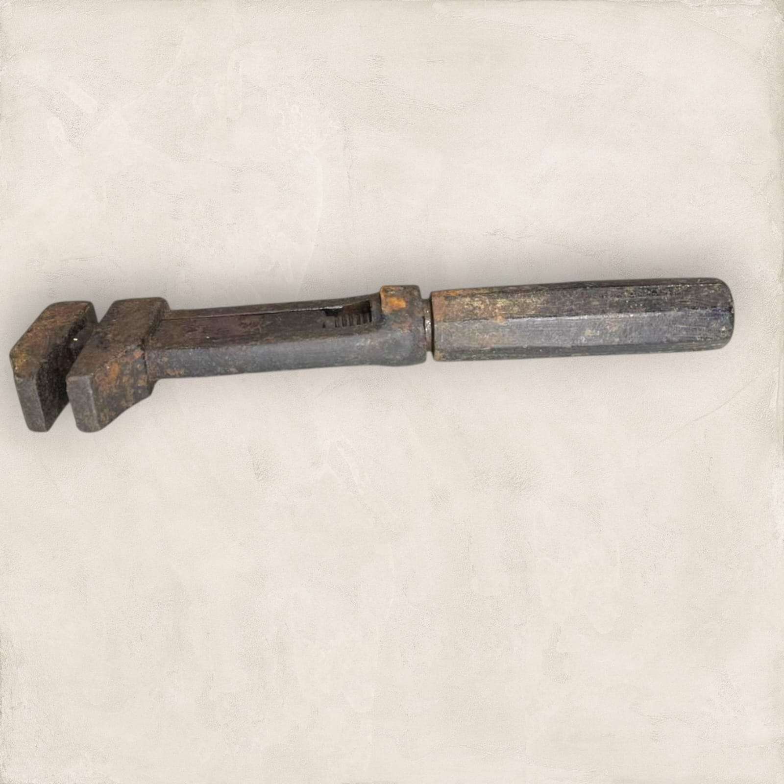 Vista frontal de la llave inglesa antigua de acero forjado.