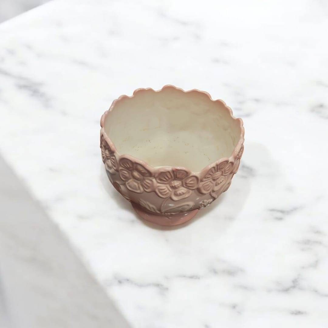 Maceta cerámica rosa esmaltada con relieve floral único vista desde arriba, perfecta para decorar espacios del hogar con estilo y delicadeza.