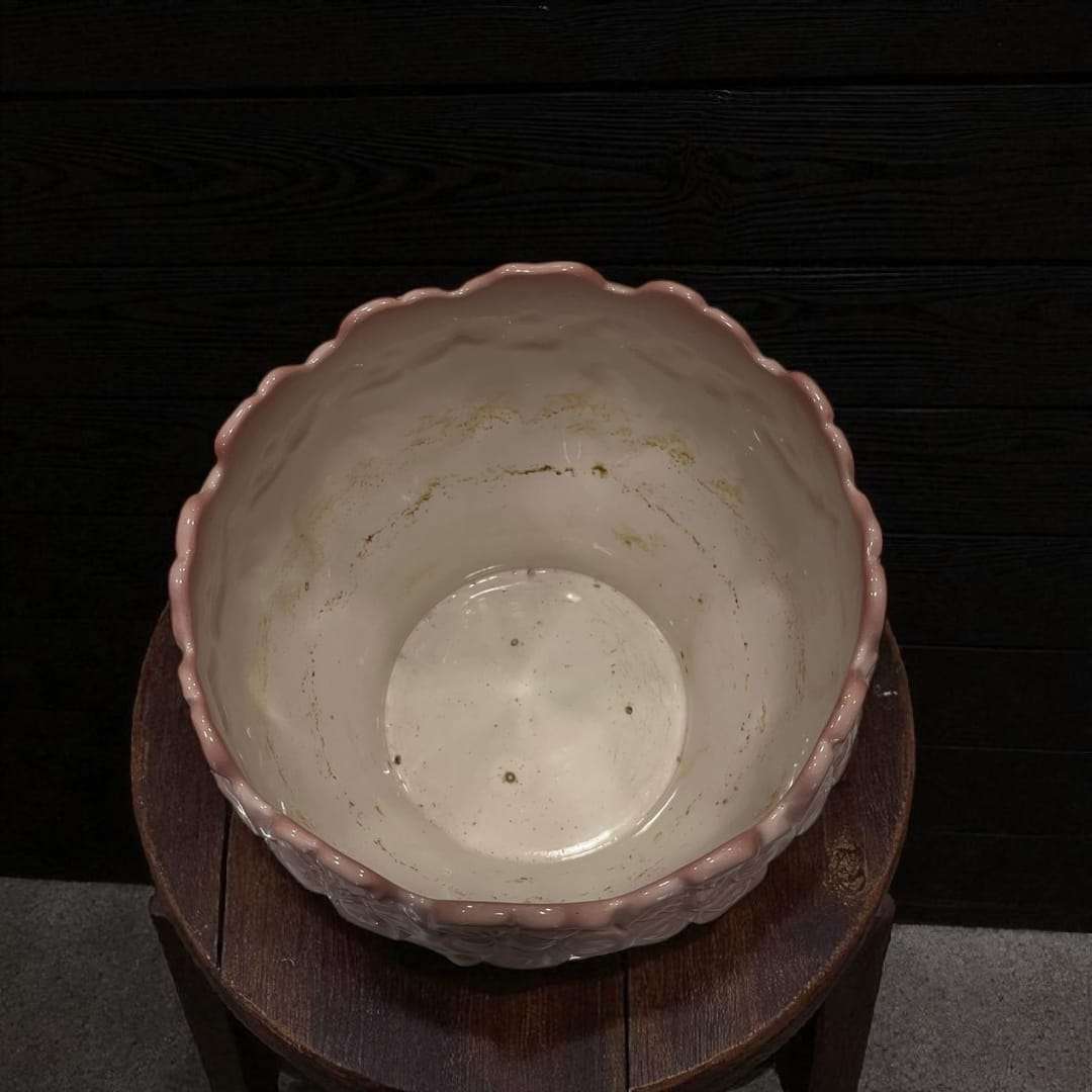 Macetero vintage de porcelana rosa y blanco esmaltado.