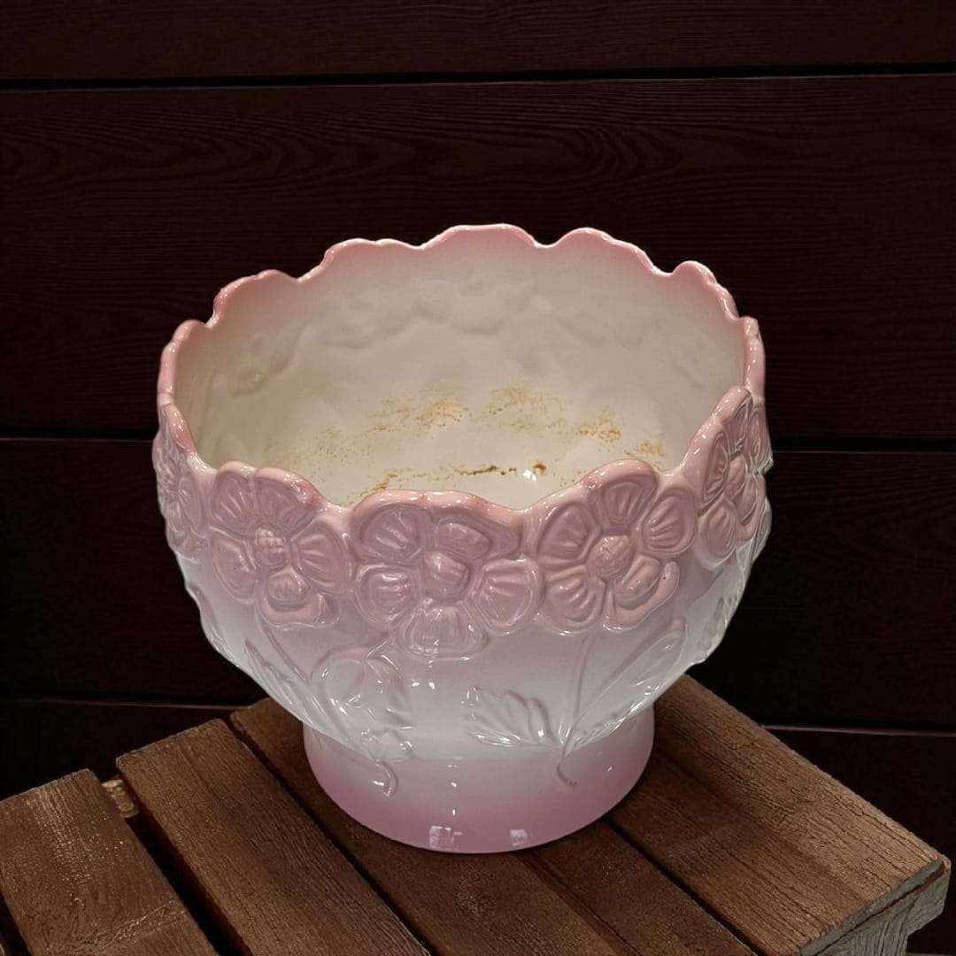 Detalle del relieve floral del macetero de porcelana.