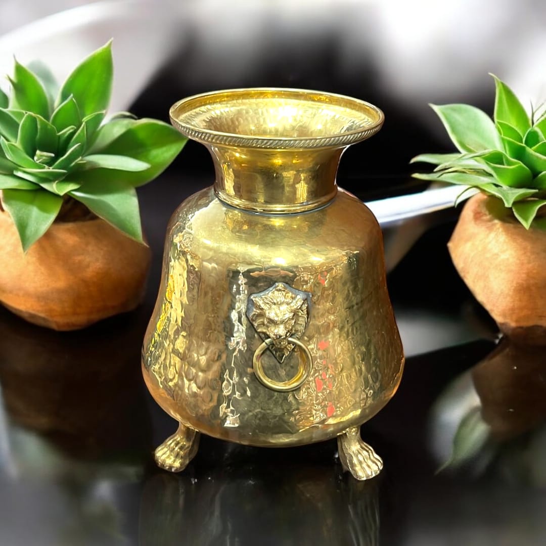 Macetero antiguo de metal con diseño vintage, patas de garra y asas de león, ideal para añadir un toque decorativo exclusivo al hogar.