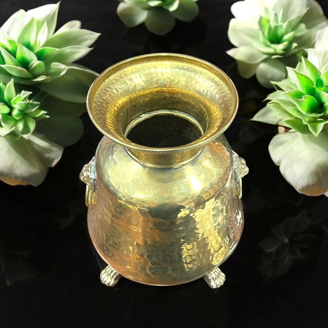 Macetero metálico vintage con patas en forma de garra y asas decorativas de león, ideal para decoración elegante de interiores.