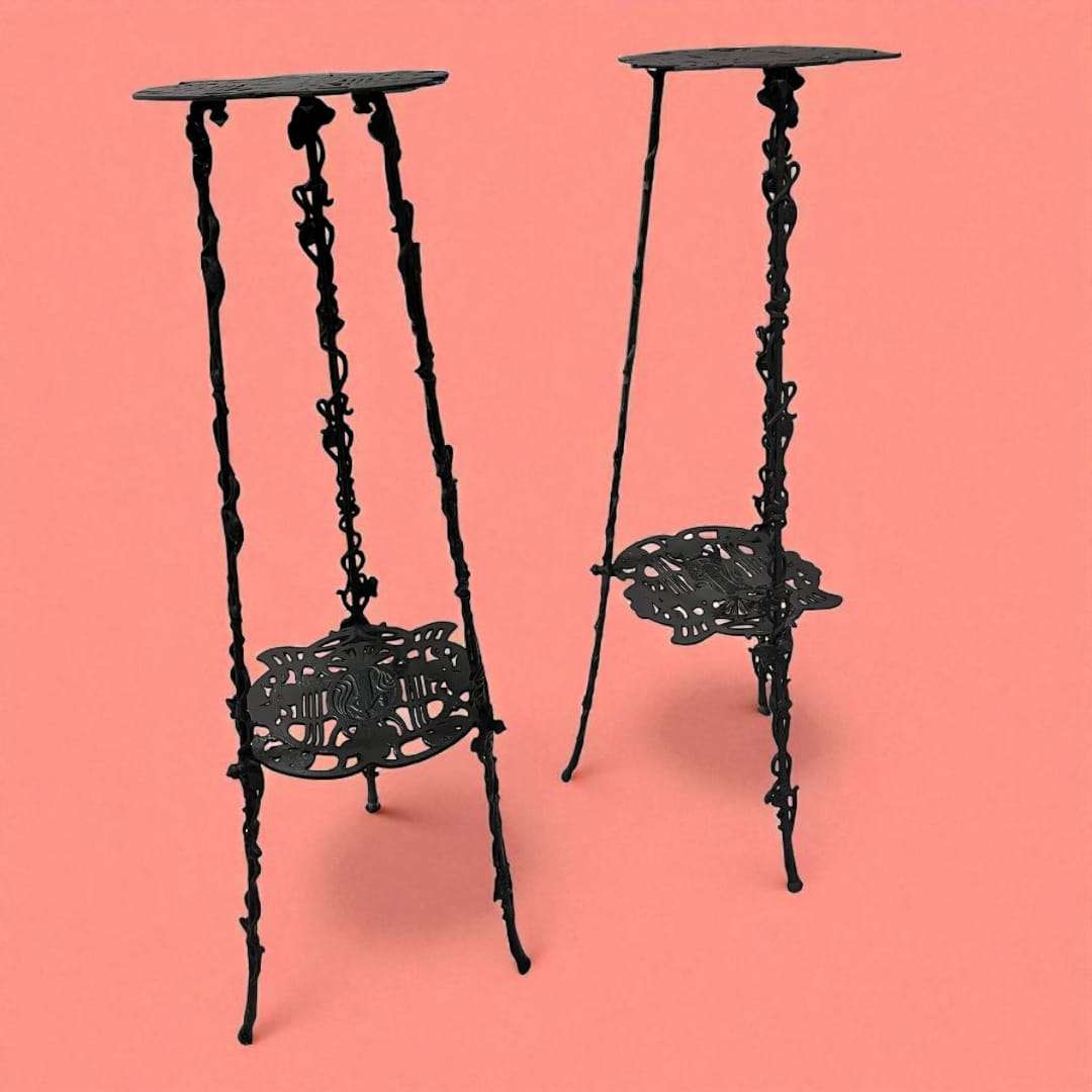 Peanas para macetas modernistas de forja – vista lateral en pareja.