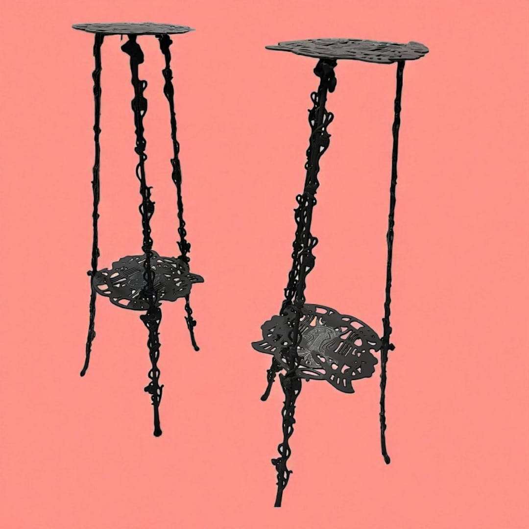 Peanas para macetas modernistas de forja – vista lateral en pareja.