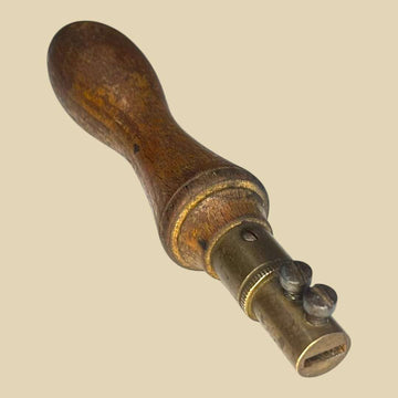 Mango de sierra de carpintería antiguo de madera y metal con acabado envejecido. Ideal para decoración vintage en espacios de carpintería o talleres.