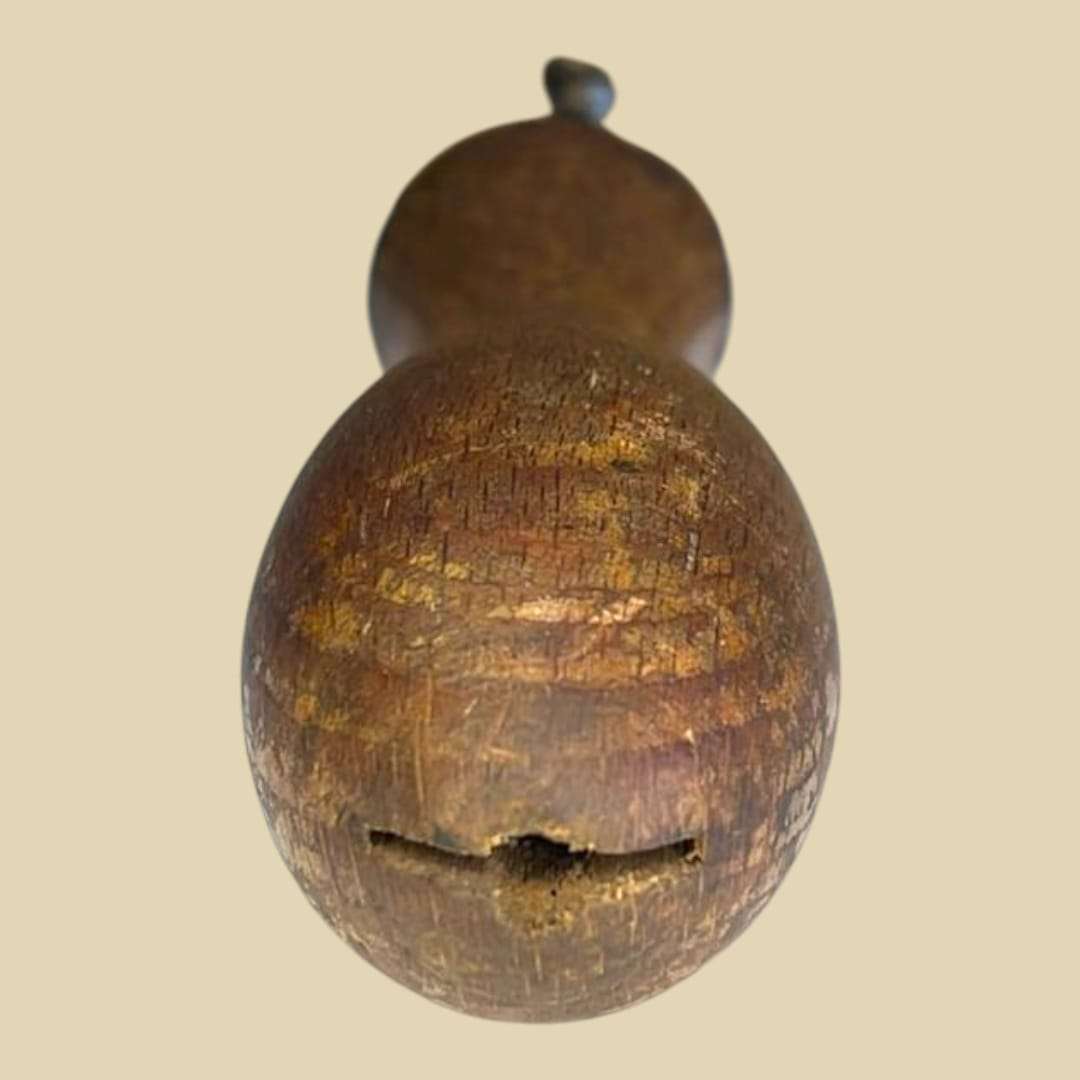 Mango de sierra de carpintería antiguo de madera y metal con acabado desgastado, ideal para decoración vintage en hogar o taller.