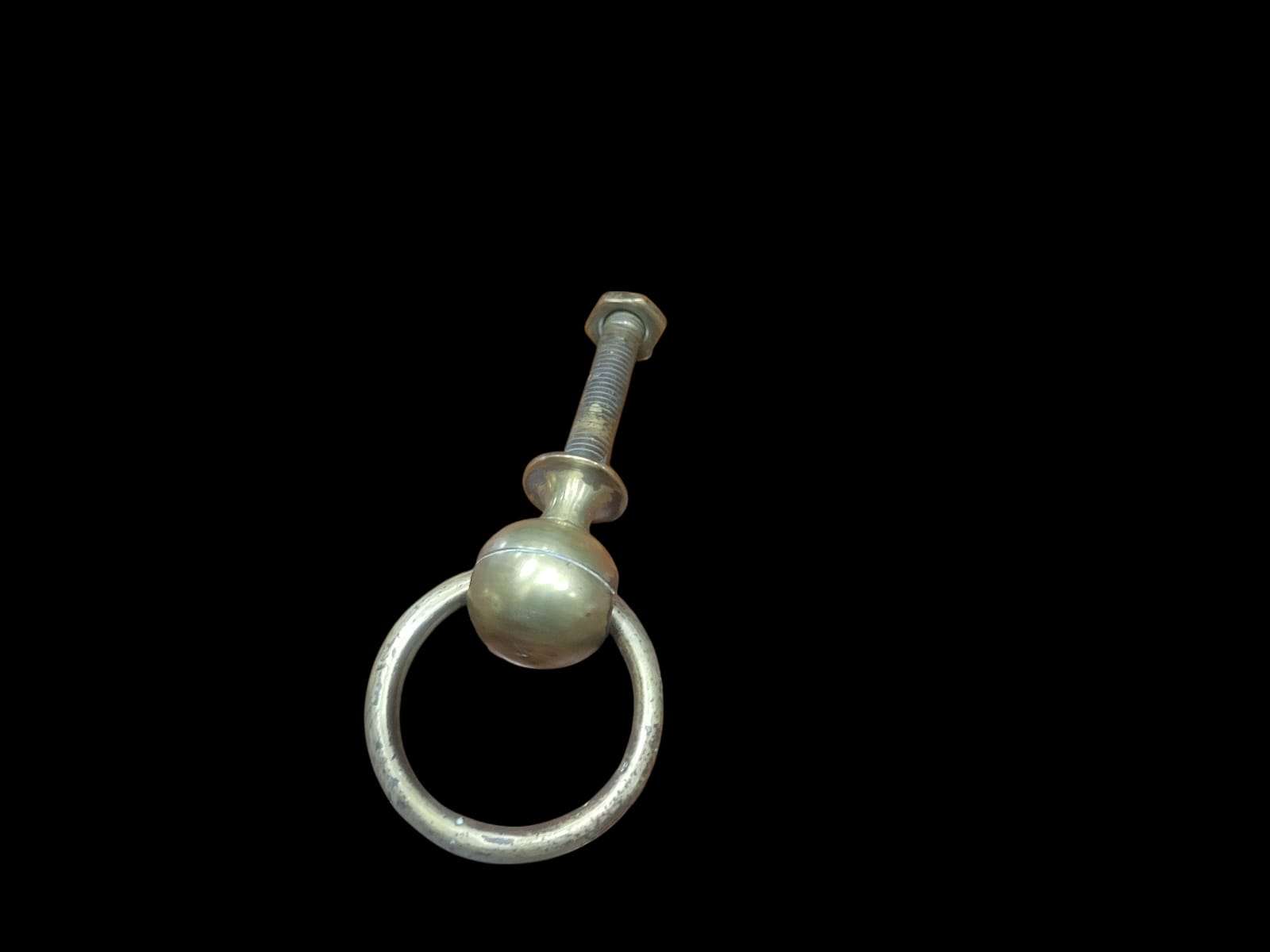 Vista frontal de la argolla antigua de bronce con su tornillo completo.