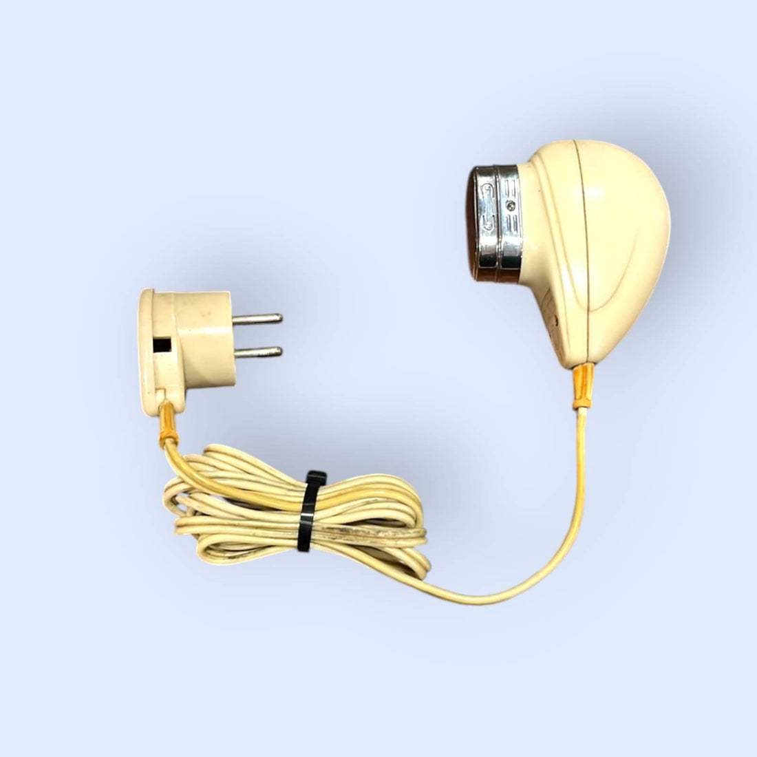 Maquinilla de afeitar eléctrica PHILISHAVE de PHILIPS vintage con diseño compacto y enchufe europeo, ideal para coleccionistas.