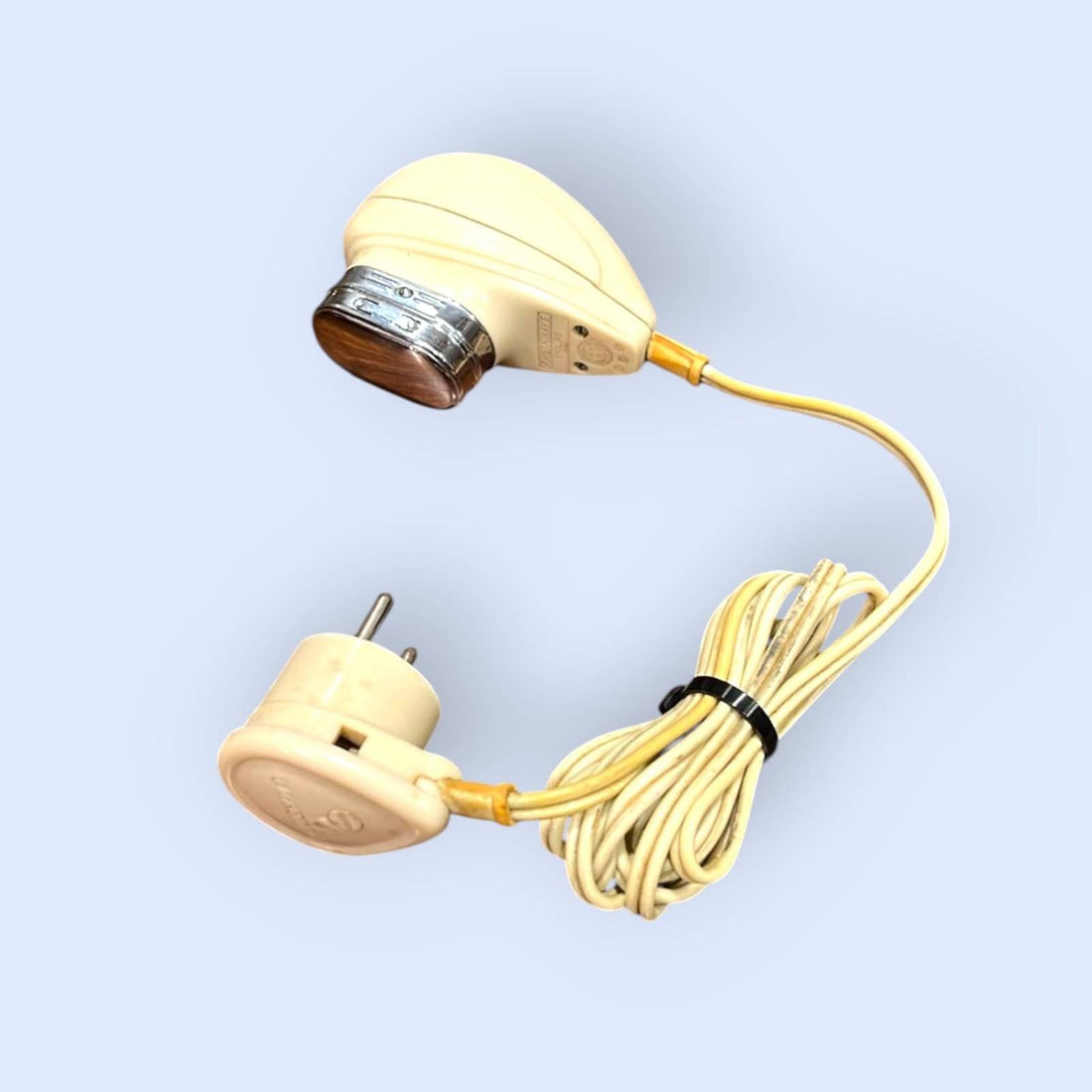 Maquinilla de afeitar eléctrica PHILISHAVE de PHILIPS vintage con diseño compacto y enchufe europeo, ideal para coleccionistas.