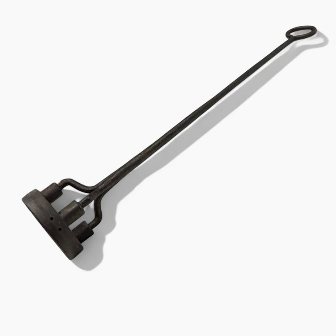 Sus medidas, 91,5 x 16 cm, lo convierten en un objeto imponente y lleno de historia. 