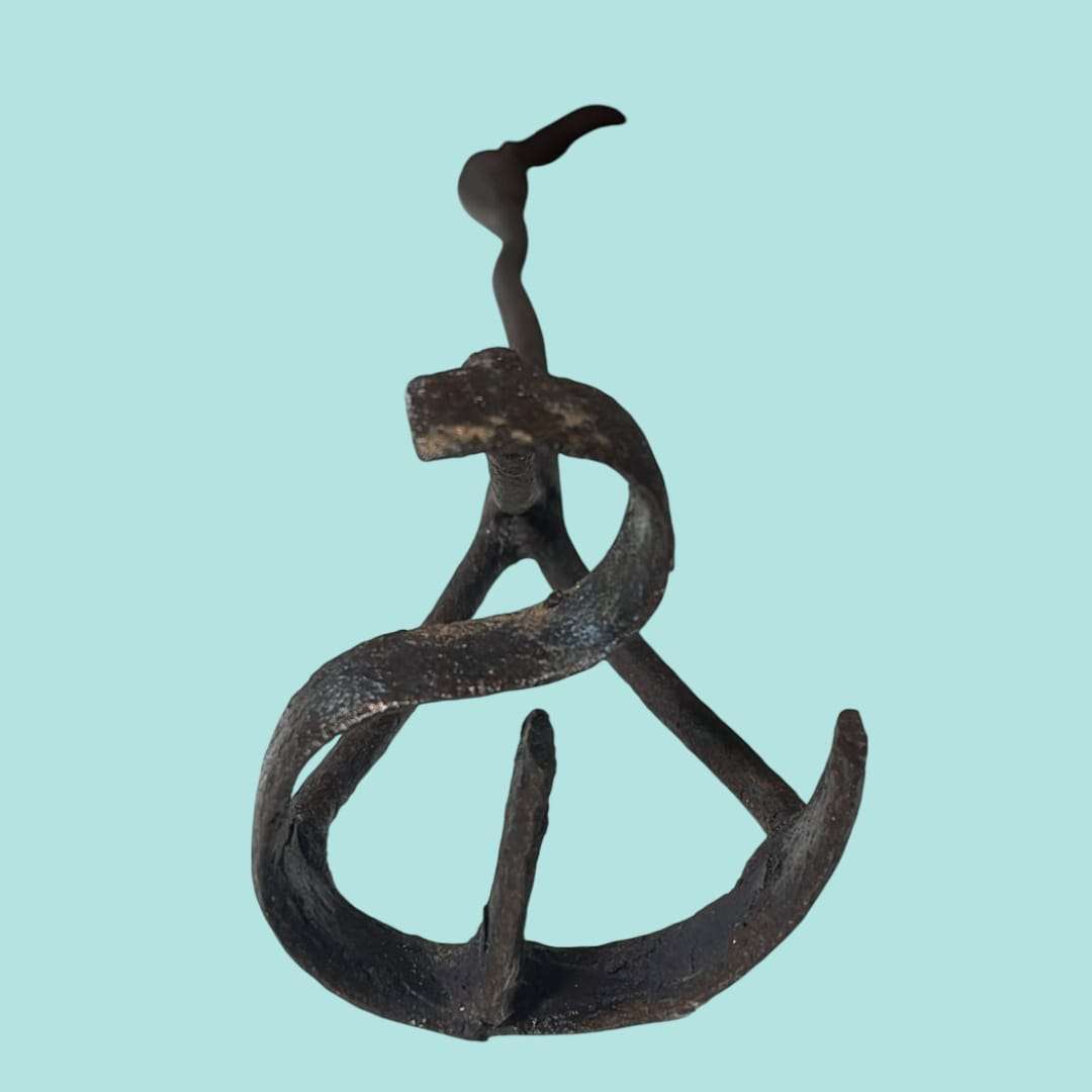 Detalle de marcador de ganado de hierro artesanal.