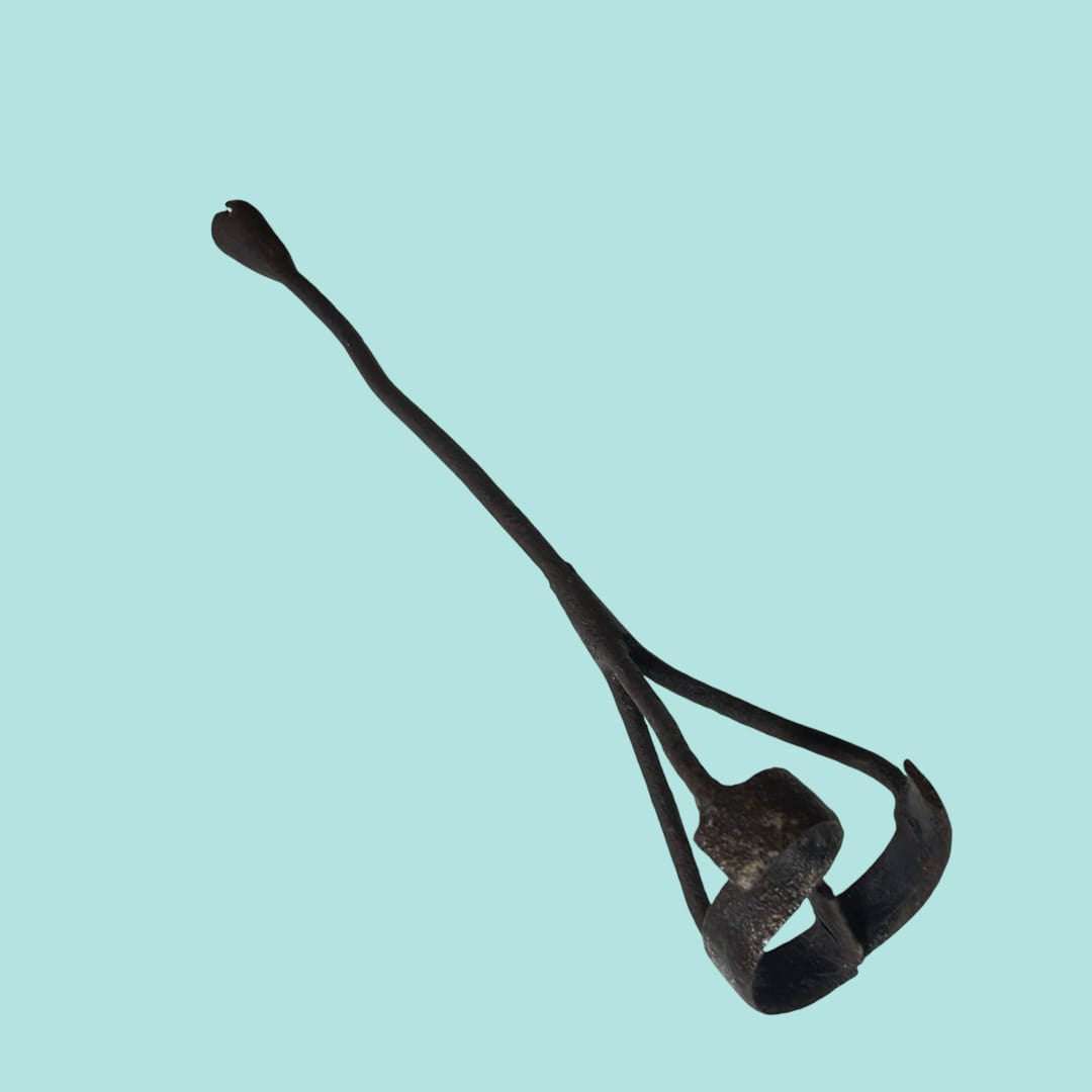 Marcador de ganado antiguo en hierro forjado curvado.