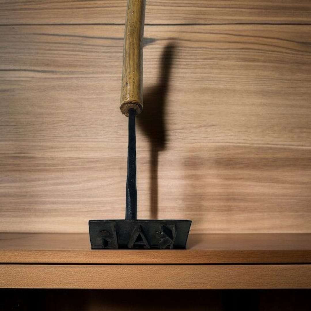 "Marcador antiguo: fuerza, carácter y tradición."