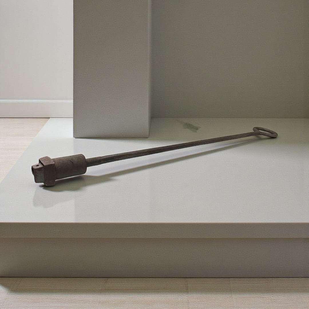 Marcador tonelero antiguo de forja con letra P, herramienta rústica de hierro para decoración vintage en hogar o jardín. Pieza única de colección.