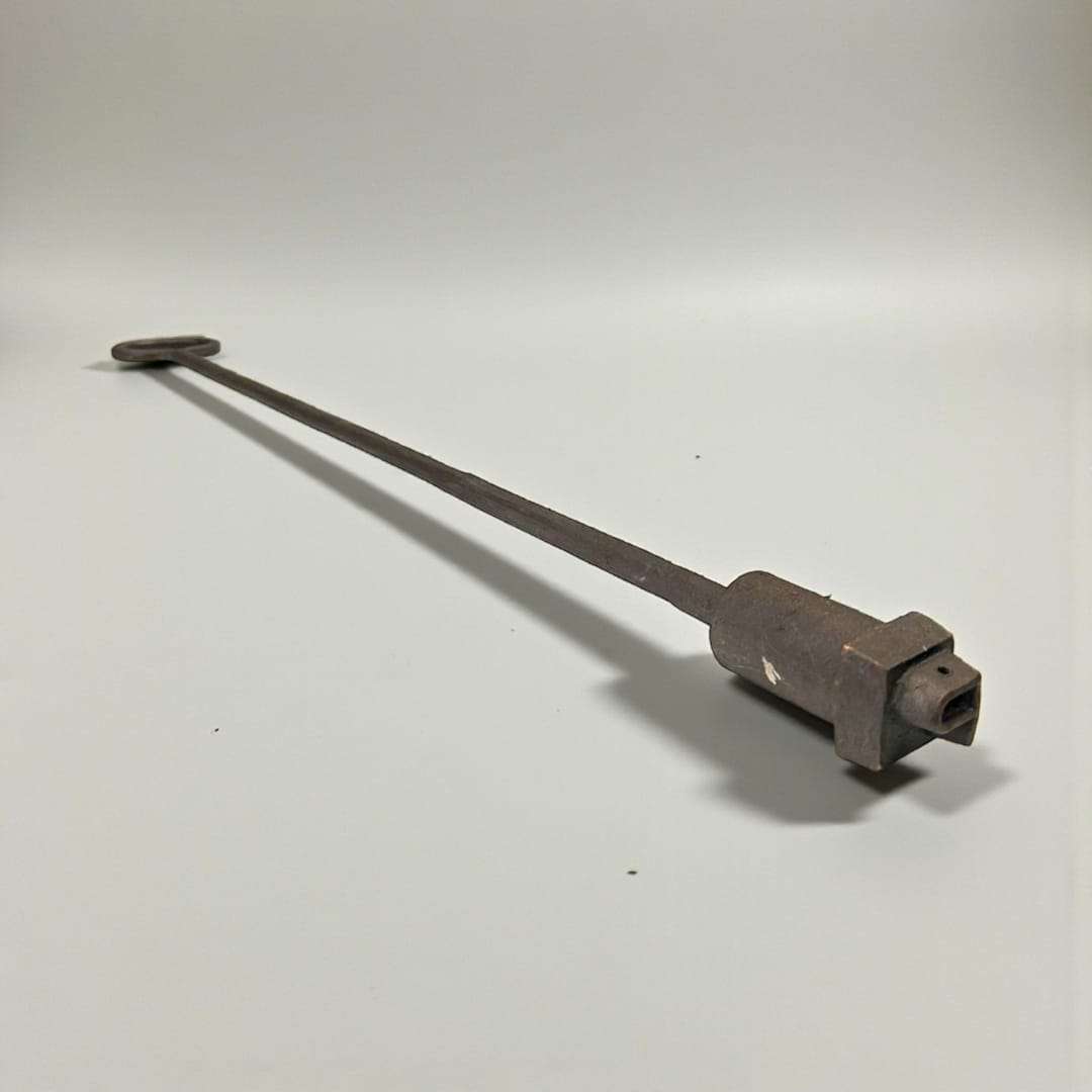 Marcador tonelero antiguo de forja con letra P, pieza única de decoración rústica para hogar o colección. Herramienta original de tonelería artesanal.