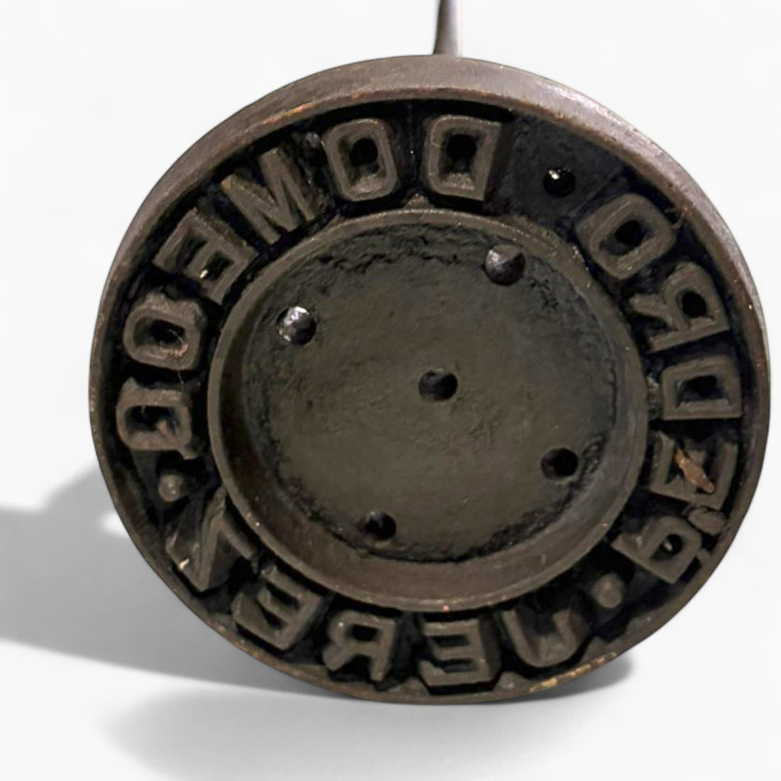 Sus medidas, 91,5 x 16 cm, lo convierten en un objeto imponente y lleno de historia. 