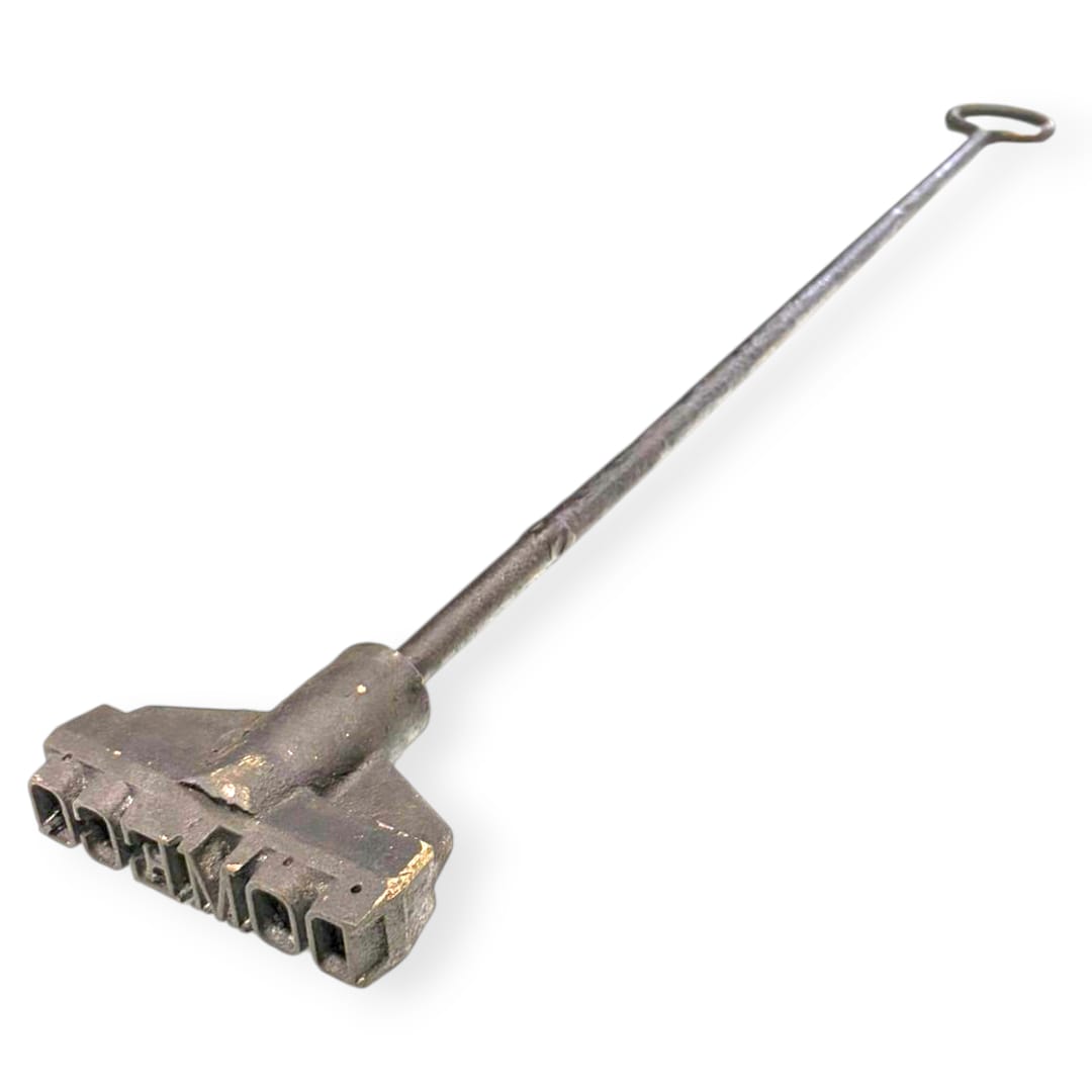 Marcador tonelero DOMECD en hierro forjado con letras en relieve, pieza única antigua para decoración vintage de bodegas o colecciones.