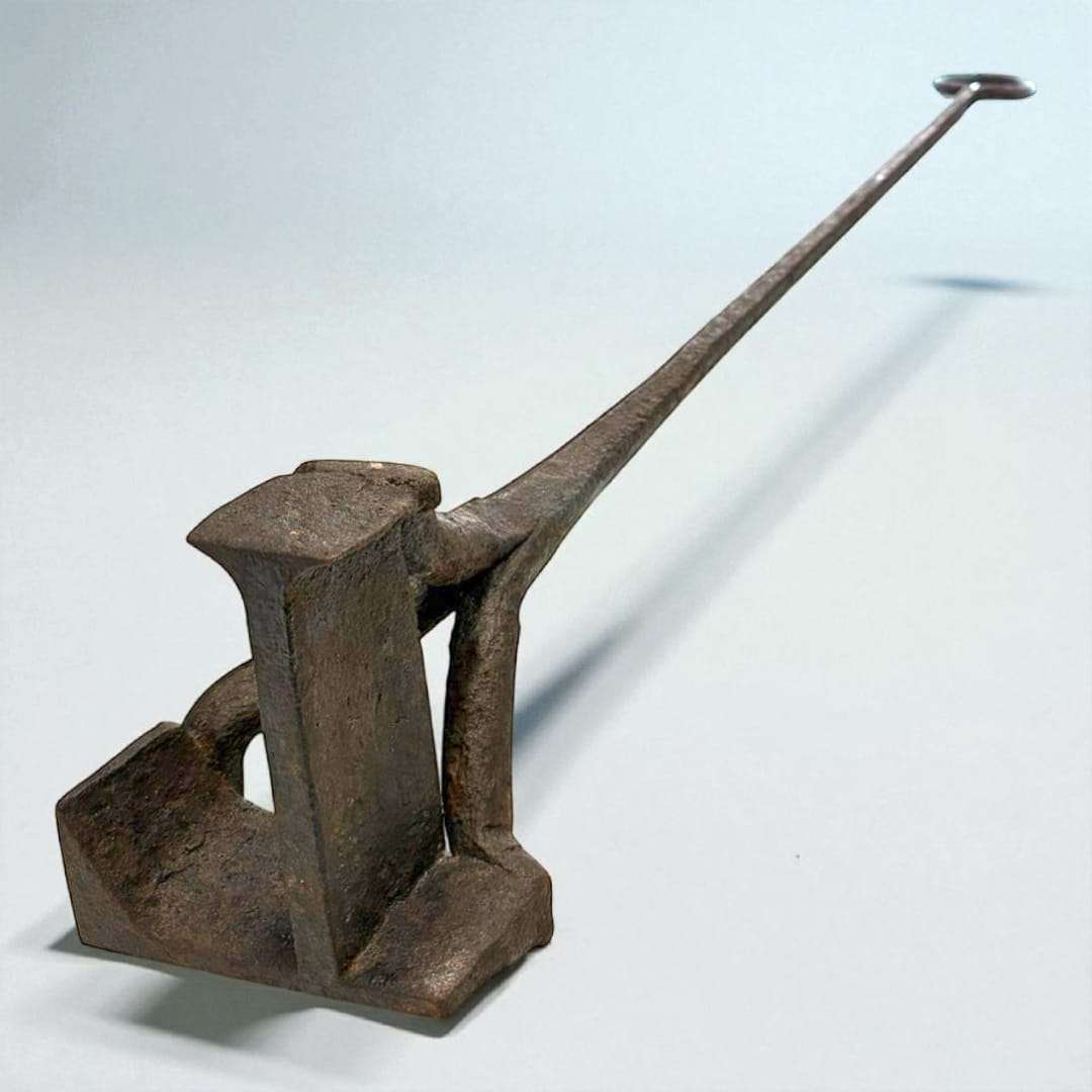 Marcador tonelero antiguo con letra L visto en perspectiva frontal.