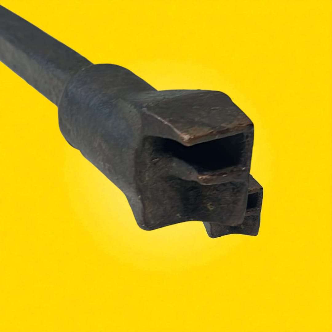 Vista lateral del marcador de tonelero artesanal en hierro forjado.