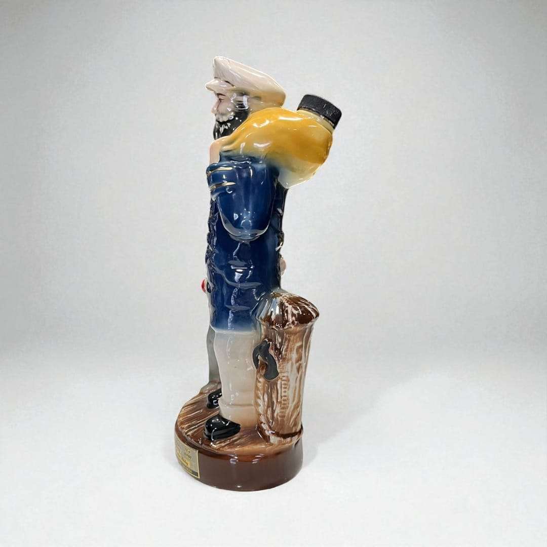 Botella Jim Beam Regal China 1980 Sailor and Boy Decanter vista frontal con detalles de marinero y niño.