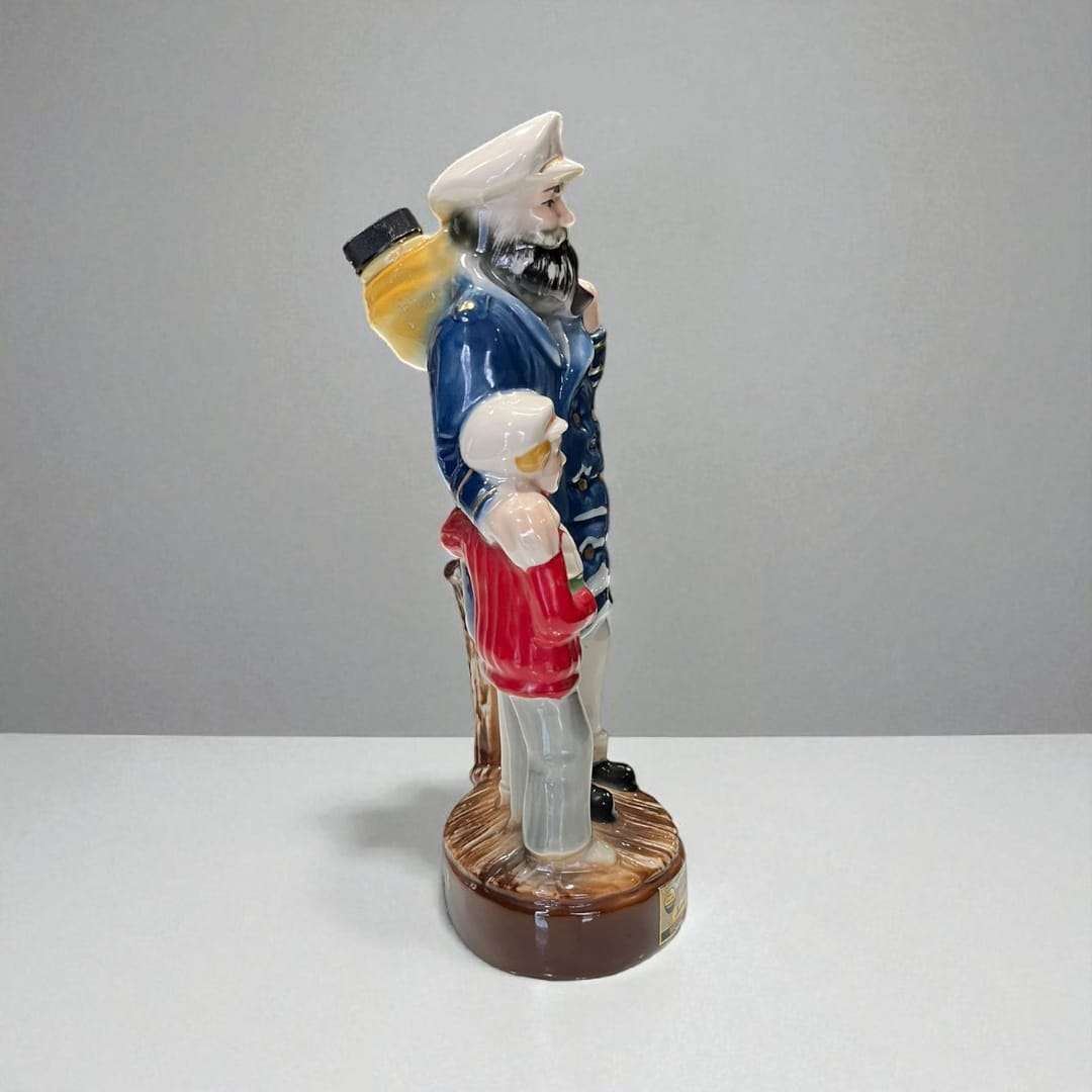 Botella vintage Jim Beam Regal China 1980, detalle lateral del marinero con saco amarillo.