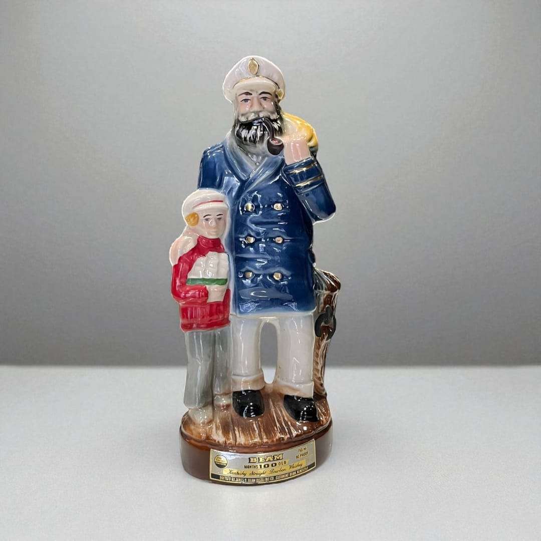 Botella Jim Beam Regal China 1980 Sailor and Boy Decanter vista frontal con detalles de marinero y niño.