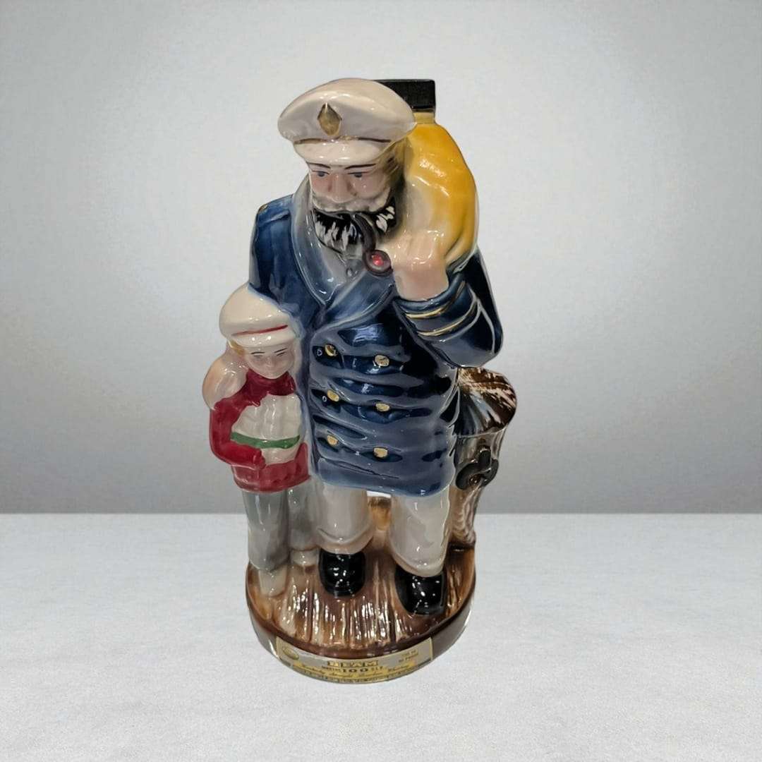 Detalle del marinero fumando pipa en la botella Jim Beam Regal China 1980.