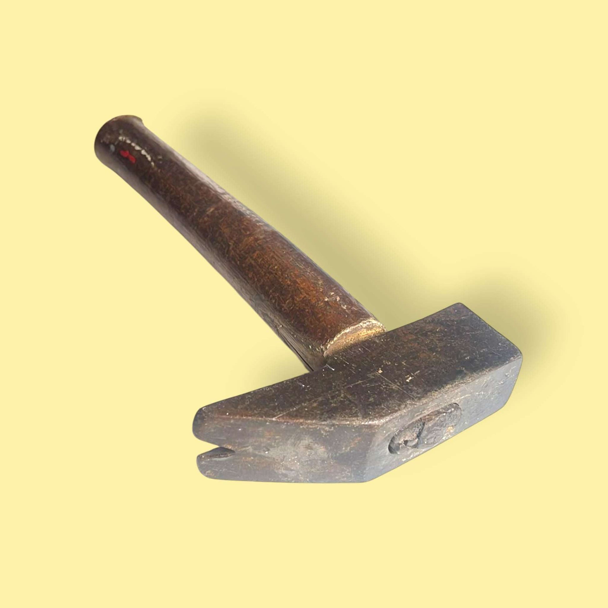 Martillo antiguo de colección visto en perspectiva.