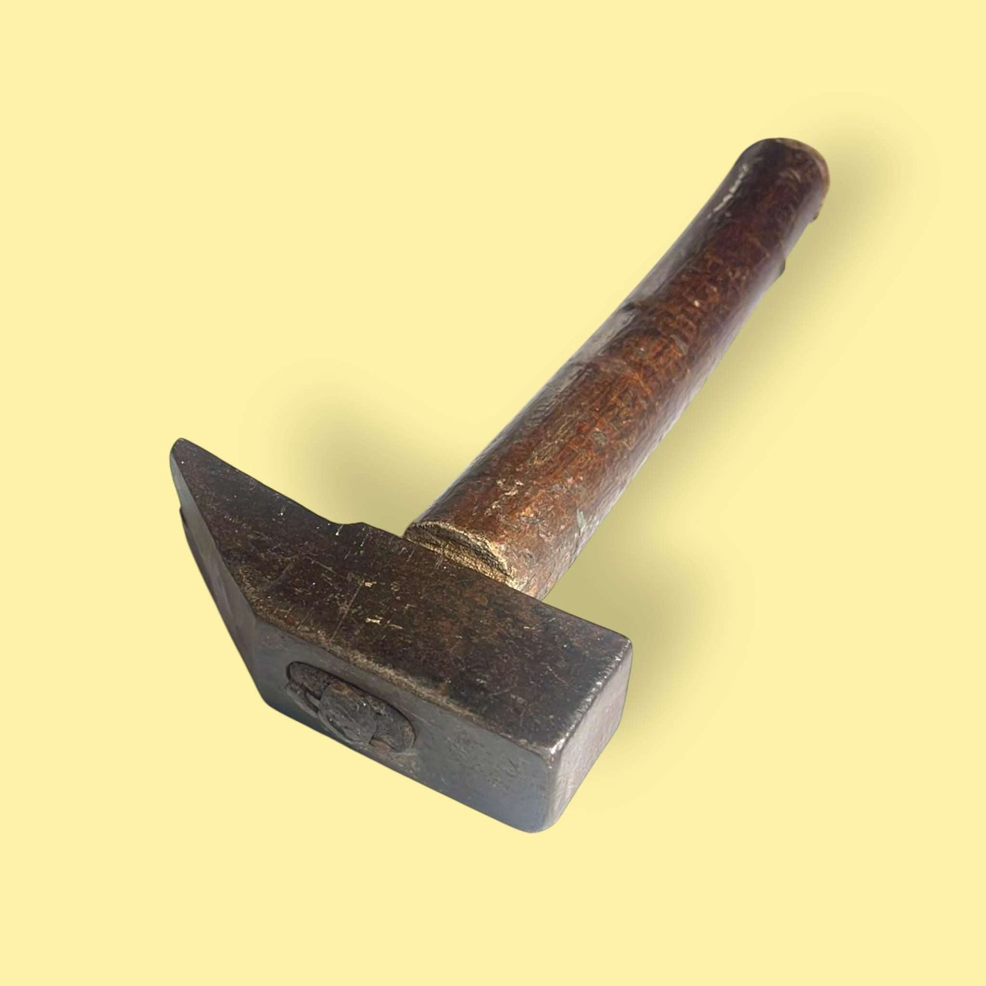 Herramienta antigua de carpintería, martillo con historia.