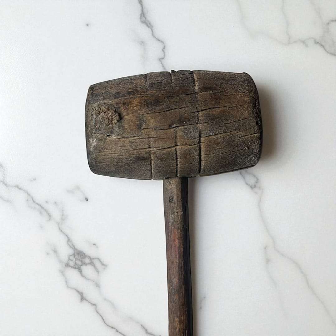 Primer plano de la superficie golpeadora del mazo de madera antiguo.