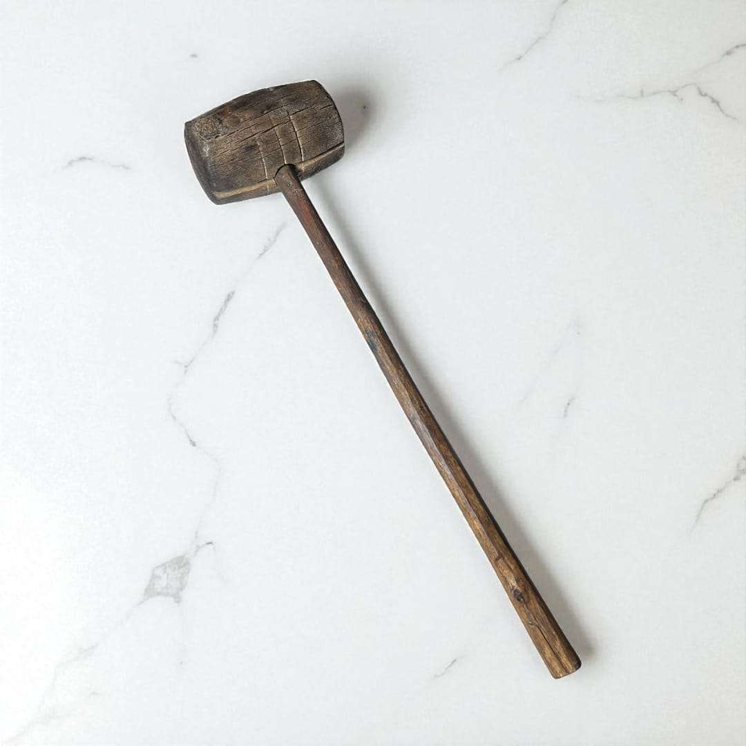 Mazo antiguo completo visto en diagonal, pieza artesanal histórica.