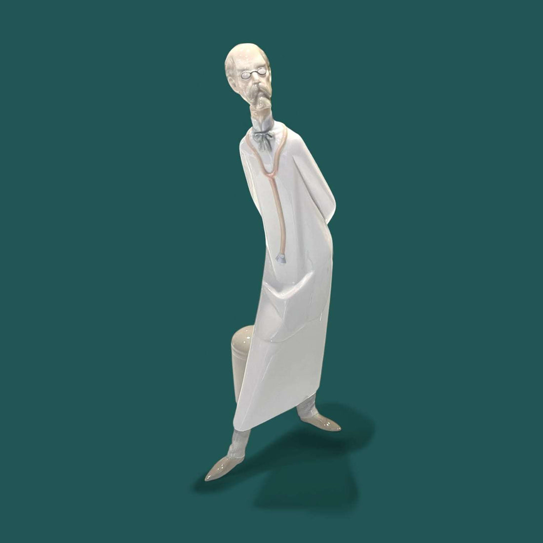 Figura Médico Lladró de porcelana esmaltada, pieza exclusiva y coleccionable con bata blanca y estetoscopio. Ideal para decoración de interiores.