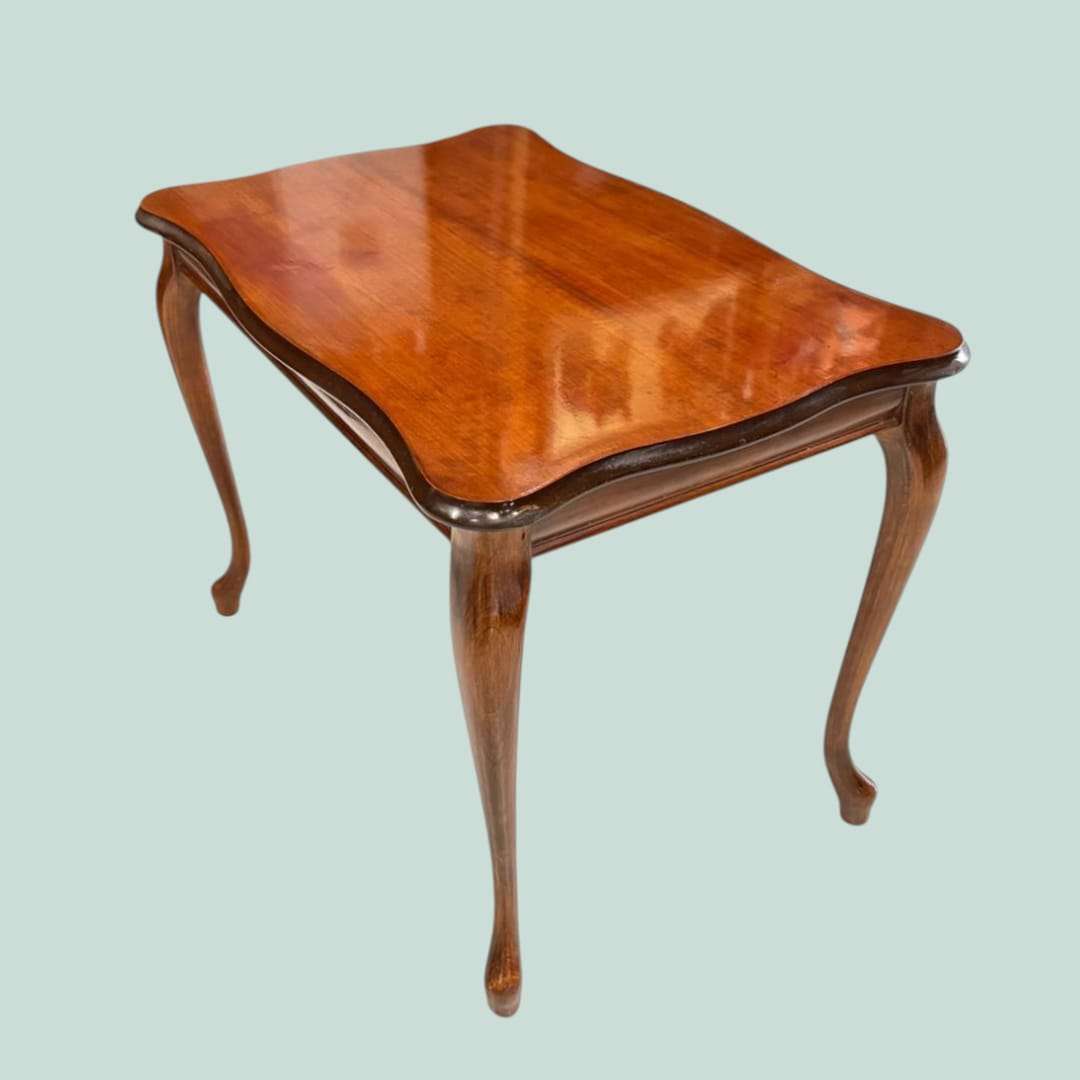 Vista superior de la Mesa auxiliar de caoba con superficie pulida brillante.