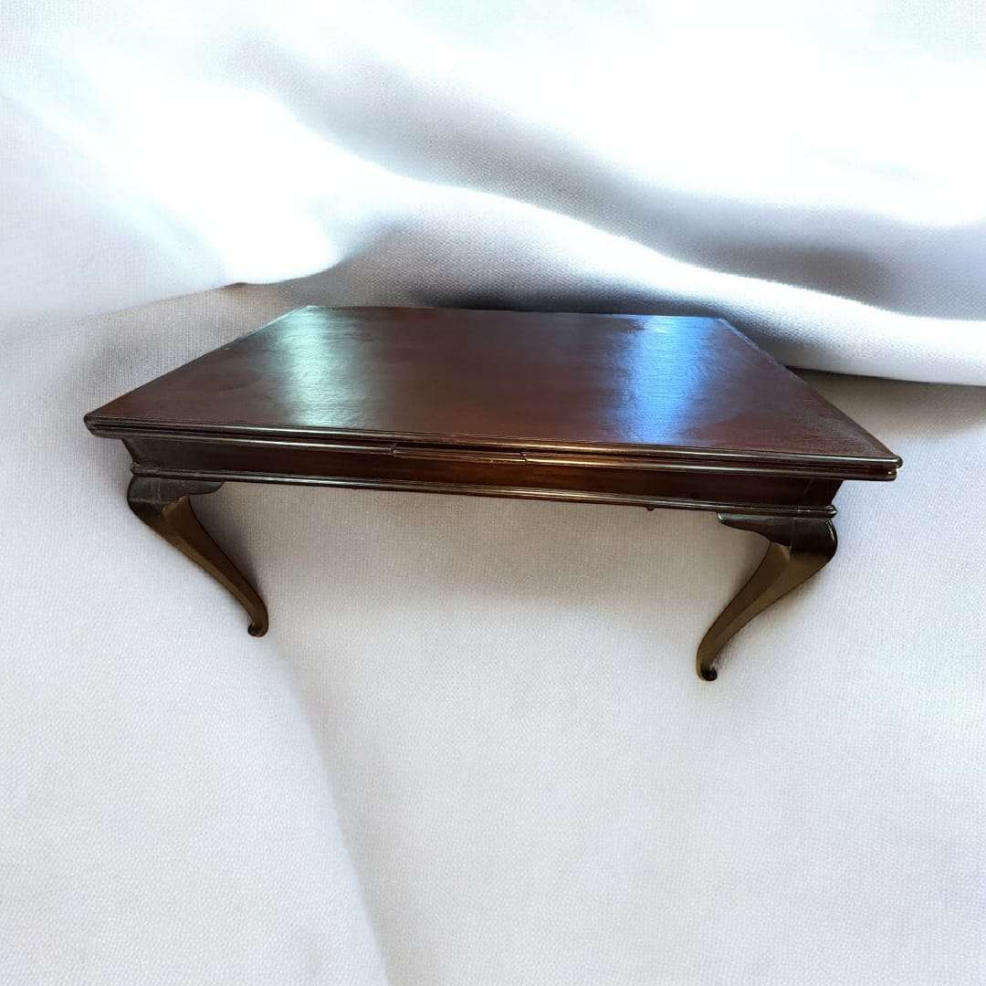 Mesa comedor extensible de caoba cerrada vista frontal