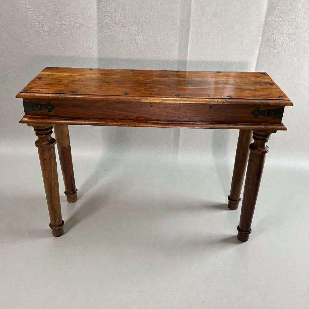 Mesa de madera antigua con clavos de hierro vista frontal