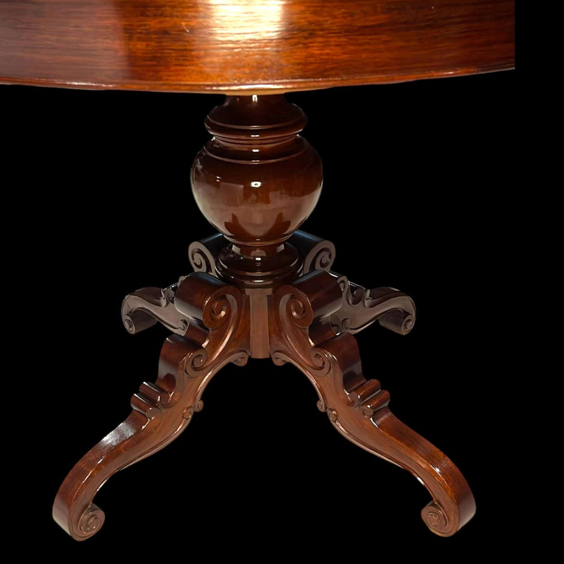 Mesa comedor redonda de caoba clásica con pie central