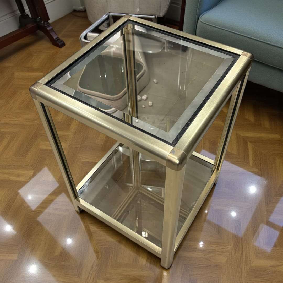 Diseñada en plena década de 1970, esta Mesa auxiliar Pierre Vandel pertenece a la etapa más creativa de Pierre Vandel Paris, donde predominaban materiales nobles y líneas depuradas.