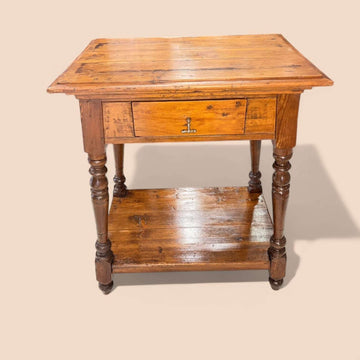 Mesa baja de madera antigua con cajón frontal