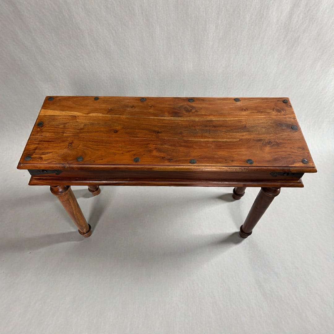 Detalle del tablero de madera maciza con clavos de hierro