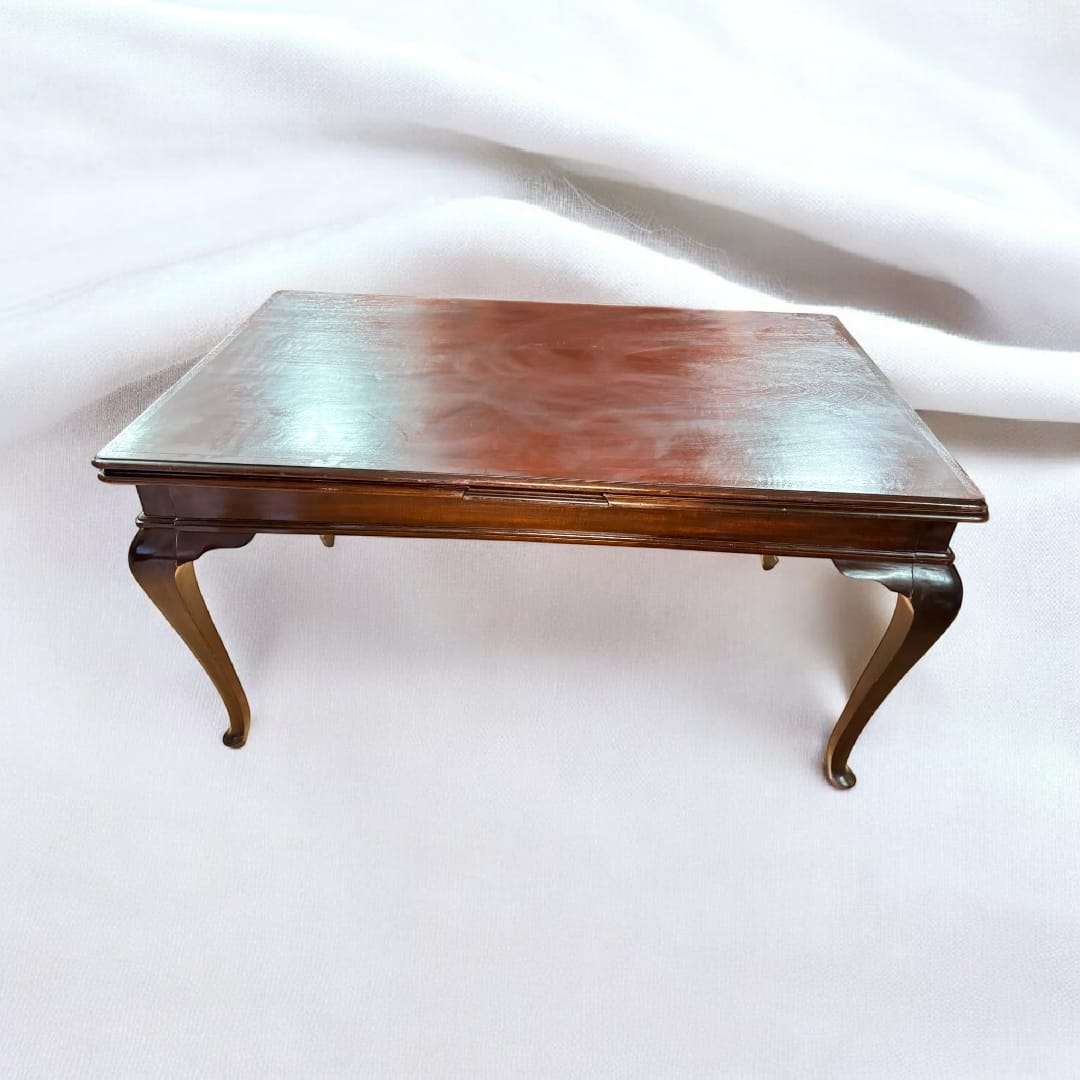 Vista lateral de la mesa comedor extensible clásica