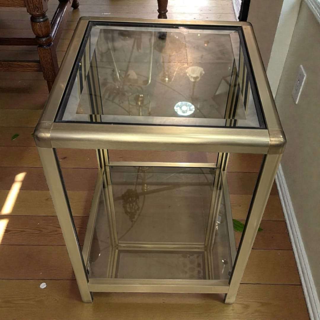 Diseñada en plena década de 1970, esta Mesa auxiliar Pierre Vandel pertenece a la etapa más creativa de Pierre Vandel Paris, donde predominaban materiales nobles y líneas depuradas.