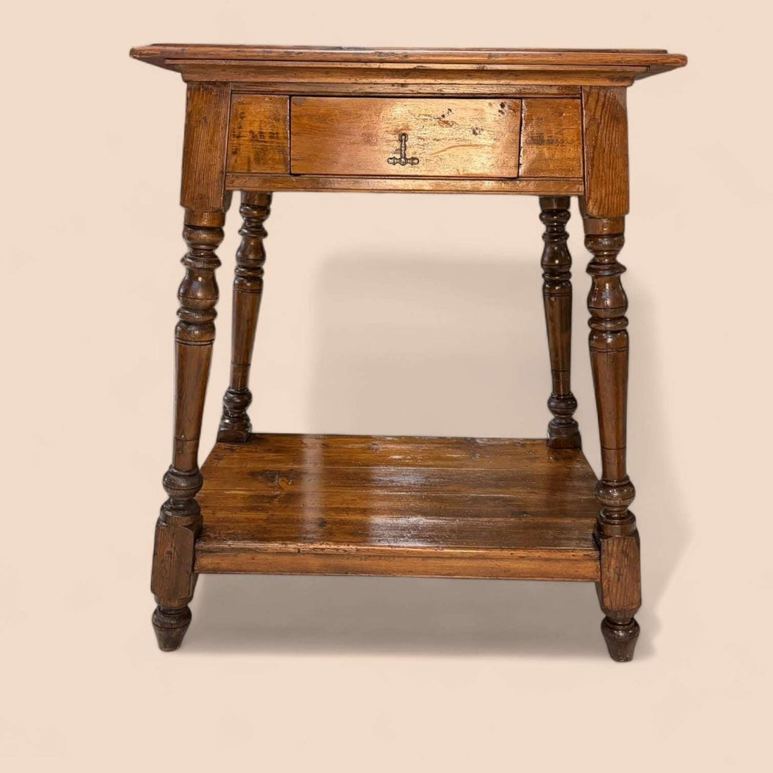 Mesa baja de madera antigua con cajón frontal