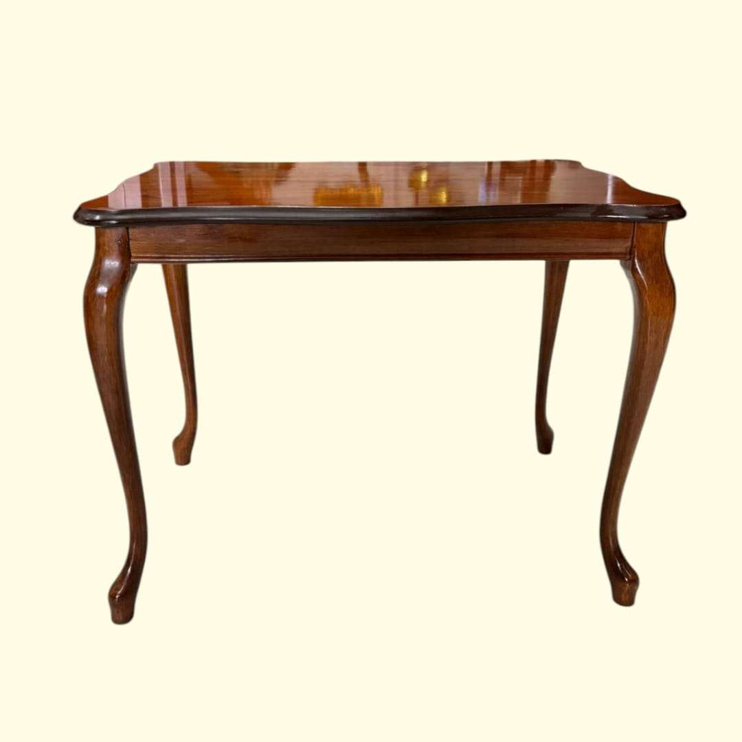 Vista superior de la Mesa auxiliar de caoba con superficie pulida brillante.